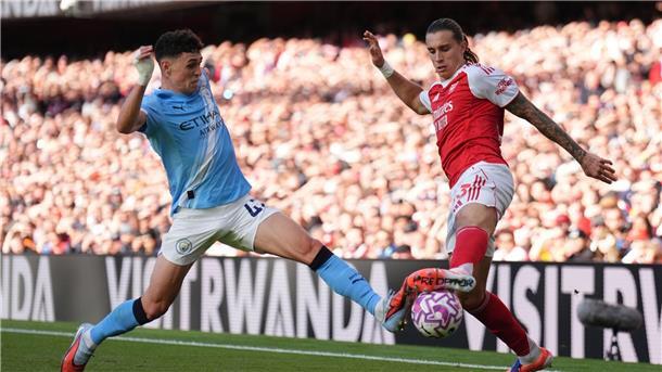Arsenal erkämpft 1:1 gegen Man City in der Nachspielzeit Man Citys Phil Foden im Duell mit Arsenals Riccardo Calafiori.
