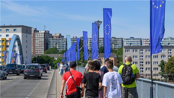 Nachbarland startet Kontrollen an der Grenze Man kann auch zu Fuß von Polen aus nach Deutschland über die Grenze gehen.