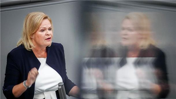 Faeser prüft kurzfristige stationäre Grenzkontrollen „Man sollte aber nicht suggerieren, dass keine Asylbewerber mehr kommen, sobald es stationäre Grenzkontrollen gibt“, stellt Bundesinnenministerin Nancy Faeser (SPD) klar.
