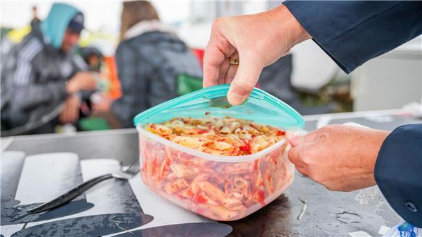 Manche Festival-BEsucher wollen sich nicht mit billigem Dosen-Fraß begnügen. Sie kochen zu Hause essen vor und nehmen es mit aufs Festival-Gelände.