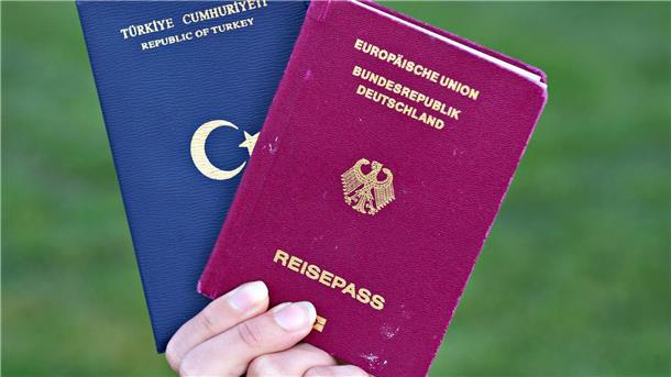 Deutsch werden schwerer machen Manche Leute besitzen zwei Pässe, zum Beispiel einen deutschen und einen türkischen.
