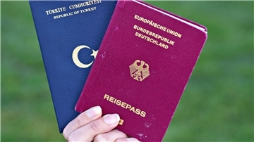 Manche Leute besitzen zwei Pässe, zum Beispiel einen deutschen und einen türkischen.