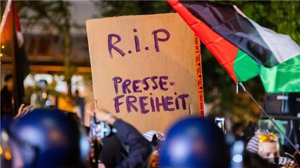 Auf Demos angegriffen Manche Reporter wurden bei ihrer Arbeit angegriffen.
