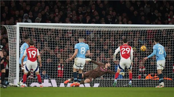 Manchester Citys Torhüter Stefan Ortega (hinten) kann das 3:1 durch Arsenals Myles Lewis-Skelly nicht verhindern.
