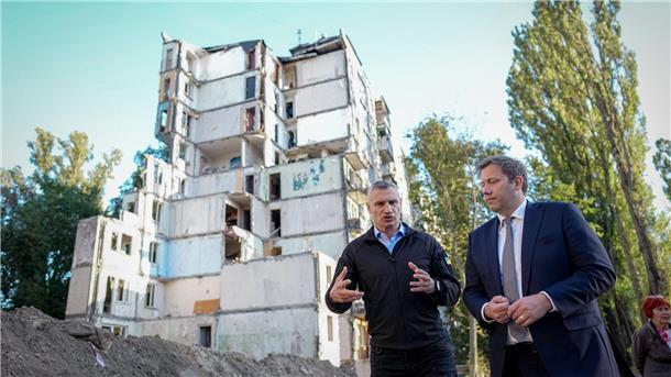 Manchmal besuchen Politiker das Kriegsland Ukraine, wie zum Beispiel der deutsche Vizekanzler Lars Klingbeil (rechts). Dabei wird auch oft über Sicherheitsgarantien gesprochen. 