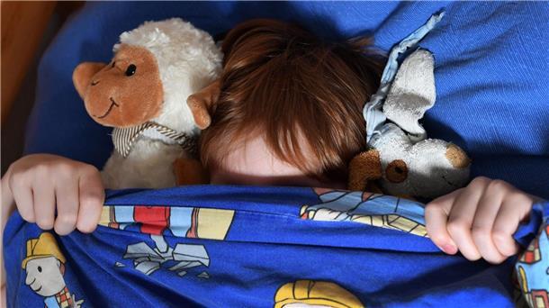 Kinderärzte warnen vor Einschlafhilfe Melatonin Manchmal fällt das Einschlafen schwer. Kinderärzte empfehlen Einschlafroutinen statt frei käuflicher Mittelchen.