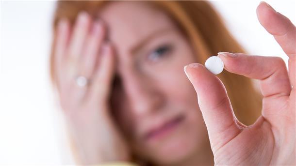 Die unterschätzte Volkskrankheit: Kopfschmerzen und Migräne Manchmal hilft nur noch ein Schmerzmittel gegen die Kopfschmerzen. Doch nimmt man zu oft zu viele Tabletten, können diese sogar Kopfschmerzen auslösen.