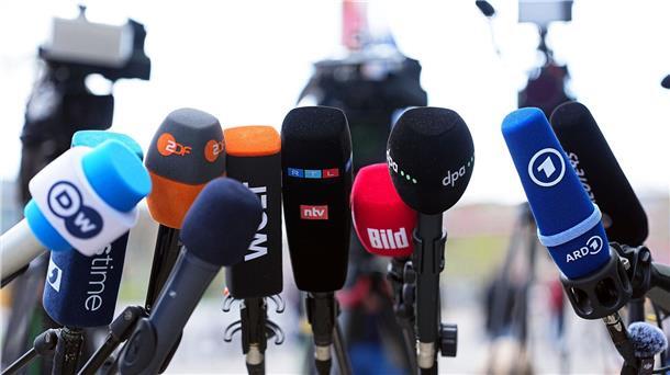 Reporter arbeiten weniger frei Manchmal kommen viele Reporterinnen und Reporter mit Mikrofonen, um Fragen zu stellen.