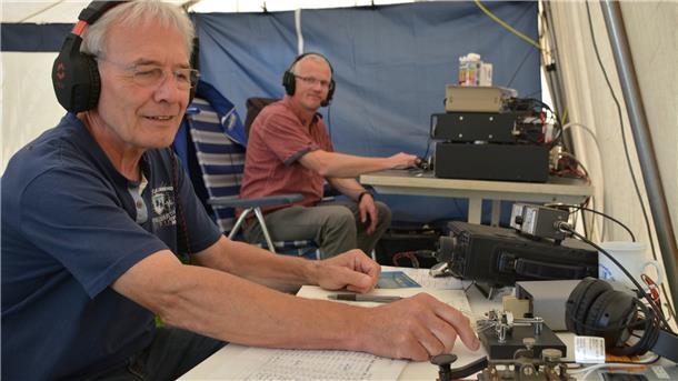 Manfred Baake (vorn) und Thomas Gröne aus Burhave (hinten) pflegen als Amateurfunker weltweite Kontakte.