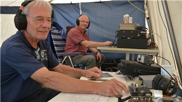 Manfred Baake (vorn) und Thomas Gröne aus Burhave (hinten) pflegen als Amateurfunker weltweite Kontakte.