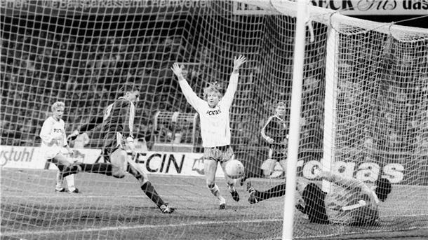 Manfred Burgsmüller jubelt beim 5:0 gegen Dynamo Berlin über ein Tor.