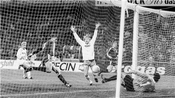 Manfred Burgsmüller jubelt beim 5:0 gegen Dynamo Berlin über ein Tor.
