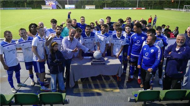 Manfred Burmeister übergibt den Pokal an Turniersieger LTS, neben ihm freut sich Torjäger Gökhan Yücel.