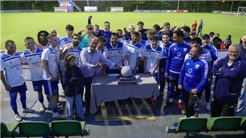 Manfred Burmeister übergibt den Pokal an Turniersieger LTS, neben ihm freut sich Torjäger Gökhan Yücel.