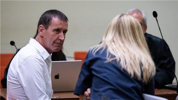 Freispruch beim „Badewannen-Mord“: „Keine Freudensprünge“ Manfred Genditzki (l) sitzt vor Prozessbeginn im Gerichtssaal.