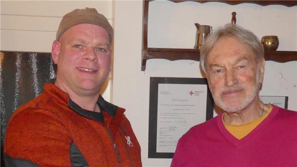 Manfred Hilbers (rechts) übergibt den Vorsitz des Midlumer Heimatvereins an Garvin Griebel.
