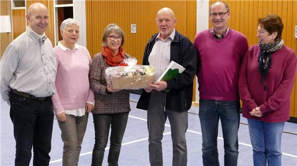Alter und neuer Vorstand der Wanderabteilung des TSV Lunestedt: Hartmut Spreen, Sigrid Speidel, Ingeborg Runge-Spreen, Manfred Röper, Dr. Karsten Gall und Angela Gotthardt.