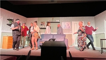 Manfred Roes (v. links), Holger Kück, Sabine Krieten, Vivienne Hüneke, Simone Ahrens, Mario Claussen. Elke Terbofen-Oestmann und Michael Scharf sind die Schauspieler der Theater-Lüüd Donnern. Mit der plattdeutschen Komödie „De Leev, de Frust, de Swiegermudder“ feiern sie zurzeit große Erfolge auf der Bühne in der meist ausverkauften Turnhalle