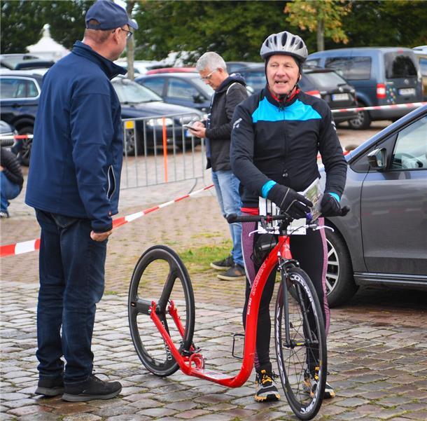 Cellist aus Basel gelingt Meisterstück und gewinnt Bremerhaven-Marathon Mann der ersten Stunde: Uwe Fiebig war bereits 2005 beim Bremerhaven-Marathon dabei. Am Sonntag startete der 75-Jährige mit seinem Tretroller.
