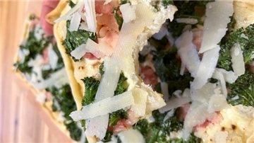 „Mann, ist der lecker. Müssen Sie unbedingt probieren“, urteilt Agnes Dahl über den Flammkuchen mit Grünkohl. Perfekt wird er durch geriebenen Parmesan.