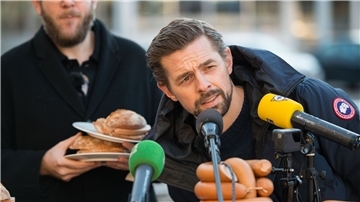 Mann mit Würsten - und vielen Talenten: Als Moderator wurde Klaas Heufer-Umlauf bekannt. Doch auch als Musiker und Schauspieler ist der 39-Jährige unterwegs.