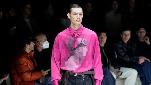 Man(n) trägt Pink: Ein Männermodel zeigt ein pinkfarbenes Hemd der Emporio Armani Männerkollektion auf der Männermodewoche in Mailand.