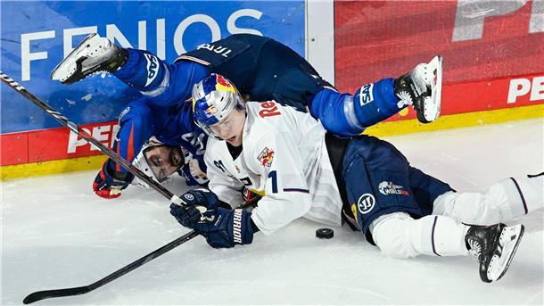 Mannheims Luke Esposito (l) kam nach einem Bodycheck ins Krankenhaus. (Archivbild)