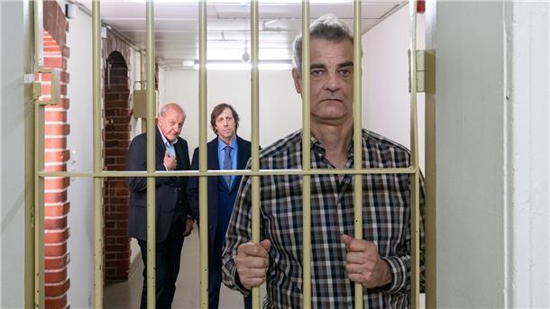 Manni wieder da: Das „Wilsberg“-Abenteuer „Bielefeld 23“  Manni Höch (Heinrich Schafmeister, r) sitzt hinter Gittern. Gut, dass er Georg Wilsberg (Leonard Lansink, l) und Ekki Talkötter (Oliver Korittke) seine Freunde nennen kann. Die beiden haben soeben eine Kaution für ihn gestellt.