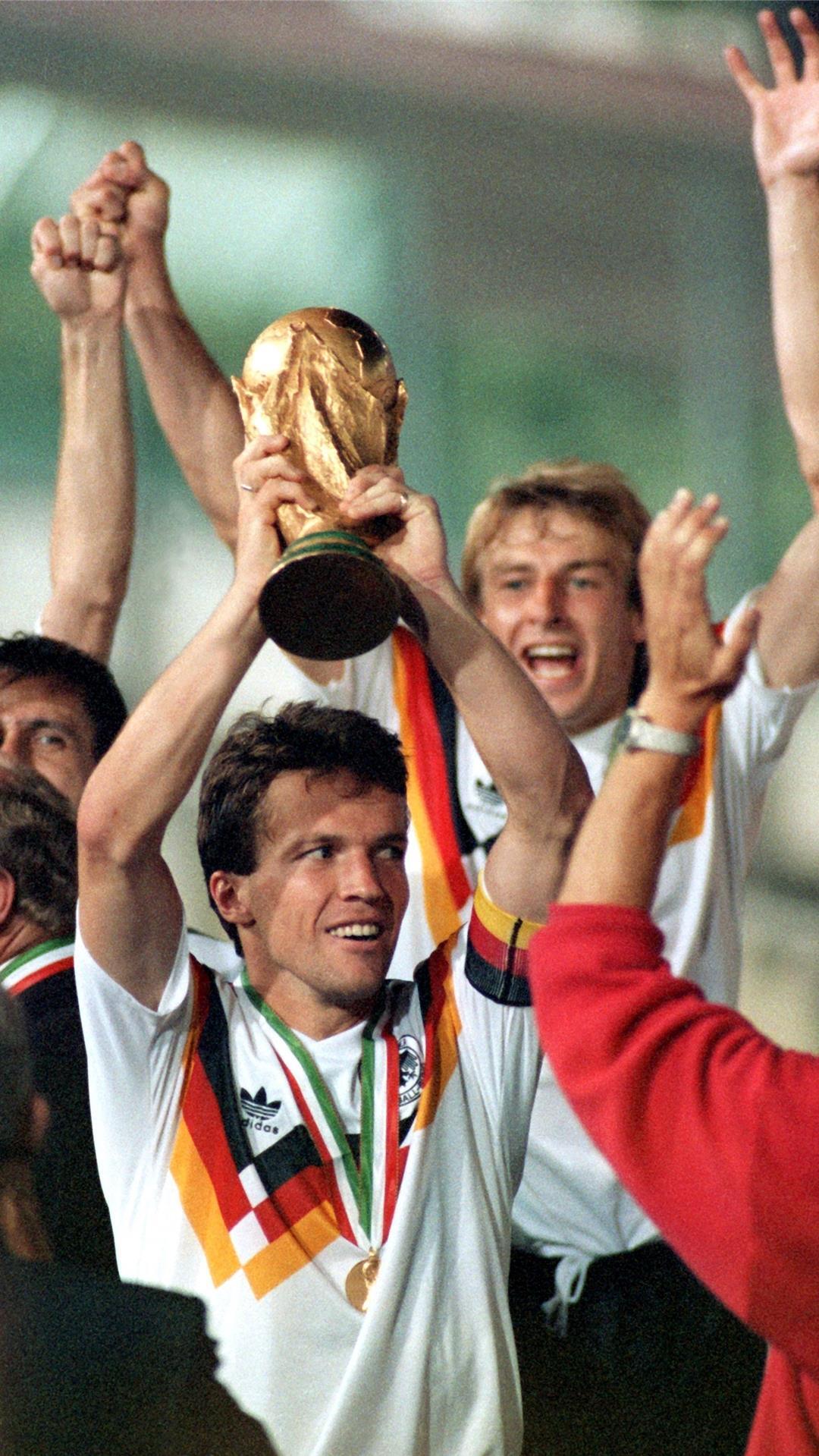 Mannschaftskapitän Lothar Matthäus hält bei der Fußball-Weltmeisterschaft am 08.07.1990 in Rom den WM-Pokal in die Höhe.