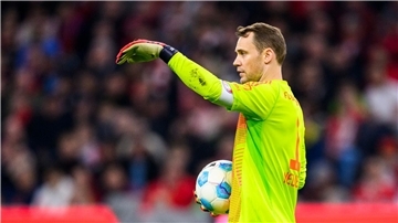 Fußball-Torwart mit Ball in der Hand