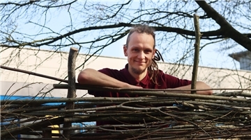 Manuel Petermann hat an der KGS Tarmstedt mit zwei Schülern einen Sichtschutzzaun aus Weidenruten selbst gebaut.