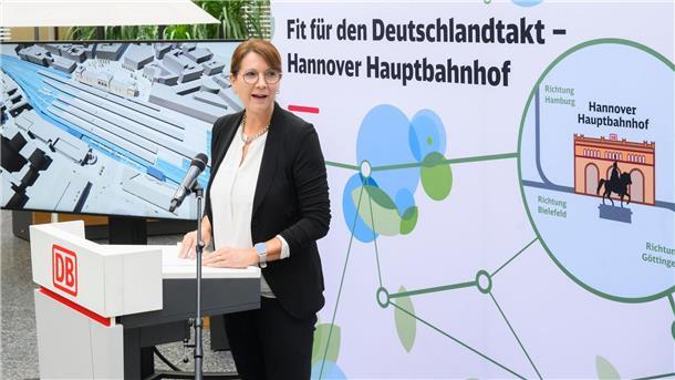 Hamburg: Deutschlandtakt nach Hannover schnell umsetzen Manuela Herbort, Konzernbevollmächtigte der Deutschen Bahn.