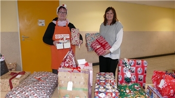 Manuela Hübscher (links), Leiterin der Loxstedter Tafel, und Anja Gärtner, Wunschbaum-Organisatorin bei der Loxstedter Gemeindeverwaltung, mit einem kleinen Teil der liebevoll verpackten Geschenke.