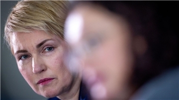 Manuela Schwesig, die Ministerpräsidentin von Mecklenburg-Vorpommern, sieht keinen Grund für einen Rücktritt.