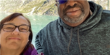 Manuela und Tyrone Wilken auf einer Kreuzfahrt in Alaska.