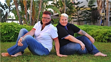 Zwei Frauen sitzen im Gras