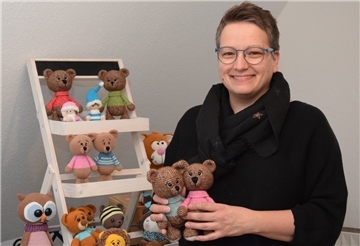 Manuela Winsemann aus Selsingen häkelt für ihr Leben gern, hier mit ihren Lieblingsfiguren: Teddys.