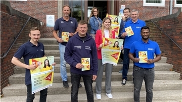 Marc Ulbricht (von links), Holger Gerdes, Malte Hollmann, Annika Zimmermann, Carina Mittelstädt, Renko Buhr, Helmut Schmidt und Vinithan Vigneswaran werden die Betriebe und die Stadt Nordenham auf der Berufsinformationsmesse in Bremerhaven vertreten.