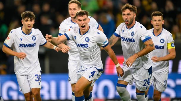 Karlsruher SC verschenkt Auswärtssieg in Dresden Marcel Beifus (Karlsruher SC, 3.v.l.) jubelt nach seinem Tor zum 1:1. Es war der erste KSC-Auswärtstreffer in dieser Saison.