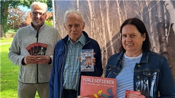 Marcel Kruse (v.l.), Gerhard Pflanz und Frauke Tienken freuen sich auf das Vorlesefieber, das am Sonntag beginnt. 