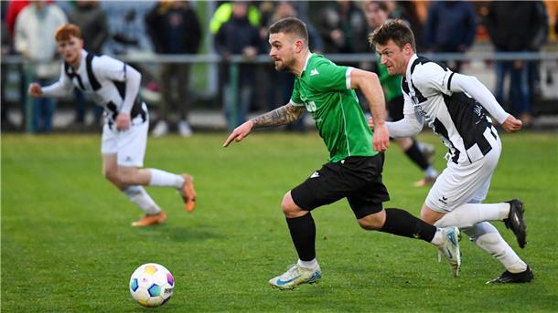 Marcel Meyer (links) war gegen seinen Ex-Club Ritterhude für den FC Hagen/Uthlede erfolgreich. 