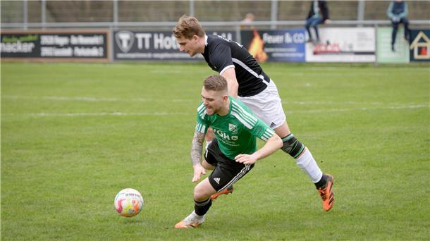 Marcel Meyer (vorne) behielt in der Nachspielzeit die Nerven vor dem Tor und erzielte den Siegtreffer für den FC Hagen/Uthlede. 