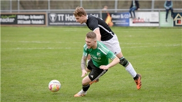 Marcel Meyer (vorne) behielt in der Nachspielzeit die Nerven vor dem Tor und erzielte den Siegtreffer für den FC Hagen/Uthlede. 