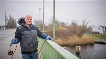 Marcel Pache hat Spaß am Magnetangeln. An einem 20 Meter langen Seil wirft er einen vier Kilo schweren Bergemagneten von Brücken ins Wasser - und holt raus, was daran hängen bleibt.