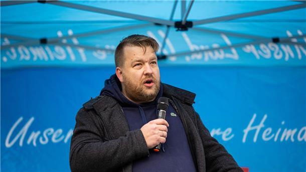 Marcel Queckemeyer spricht auf einer AfD-Kundgebung.