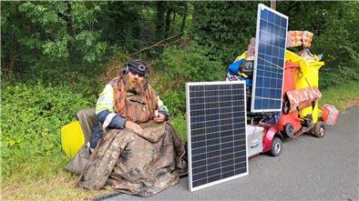 Marcel Suchomel wandert mit seinem elektrischen Rollstuhl und zwei Solarpaneelen durch das Cuxland.