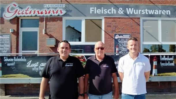 Marcel Völger (links) hat die alteingesessene Fleischerei von Vater Hergen und Sohn Thorsten Gutmann übernommen.