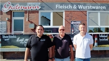 Marcel Völger (links) hat die alteingesessene Fleischerei von Vater Hergen und Sohn Thorsten Gutmann übernommen.