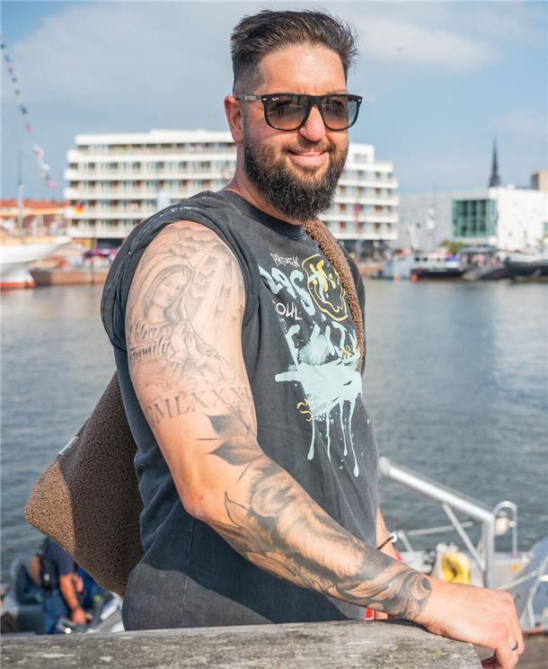 Maritime Tage in Bremerhaven: Das sind die coolsten Tattoos auf dem Fest (Fotos) Marco aus Bremerhaven hat Ober- und Unterarm tättowiert. Der Engel auf dem Oberarm symbolisiert den Zusammenhalt seiner Familie.