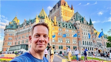Marco Brüser vor dem Château Frontenac in Québec.